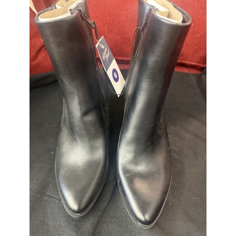 New Universal Thread Black Zip Ankle Boot .Size 6 . Zip W/ Memory Foam Insole
